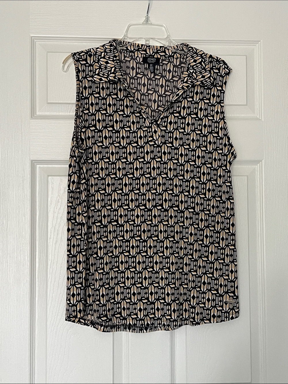 Jones New York Print Sleeveless V-Neck Top in Black and Cream